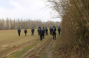 Polizei durchsucht Wiese