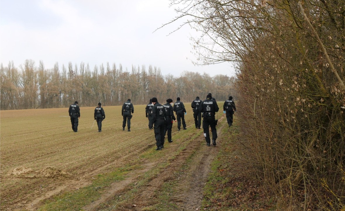 Mehrere Polizisten durchsuchen eine Wiese | © Polizei Niederbayern